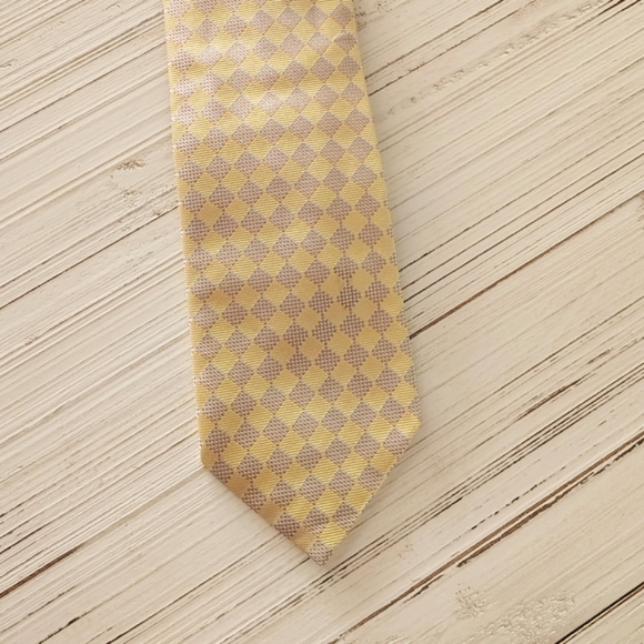 Burberry London Checkered Tie in Yellow and Blue. Made In Italy. 100% Silk. - Picture 1 of 9